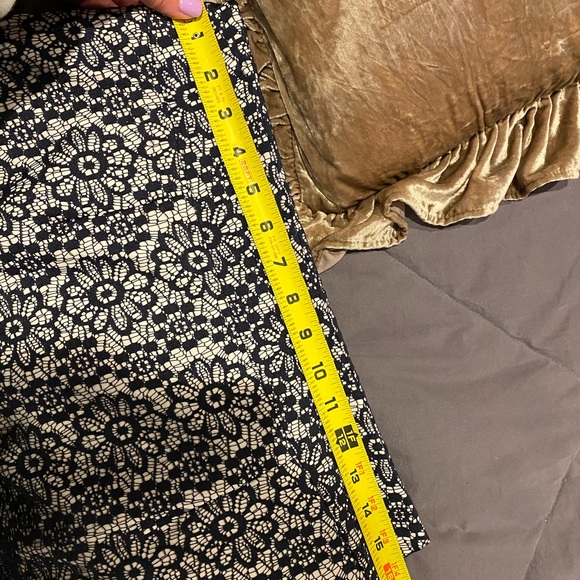 🛼 Banana•Republic 🛼 Navy Blue Lace Pencil Skirt - Picture 2 of 6